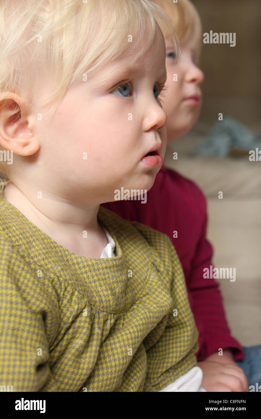 Sœurs regardent la télévision ensemble close up Banque D'Images