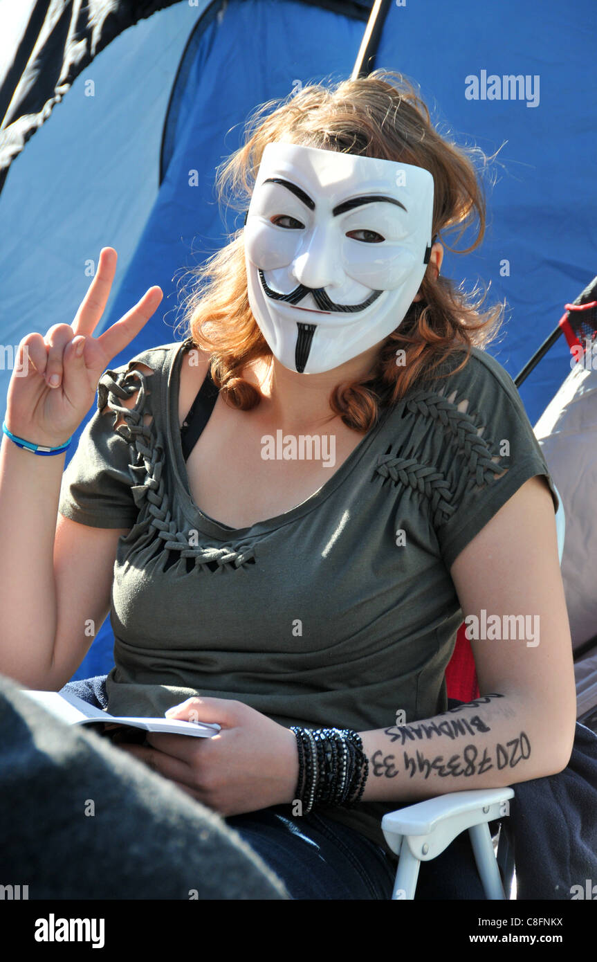 Manifestant britannique anonyme portant masque V pour Vendetta à l'extérieur de la Cathédrale St Paul Occupy London protester contre le capitalisme 22 Octobre 2011 Banque D'Images