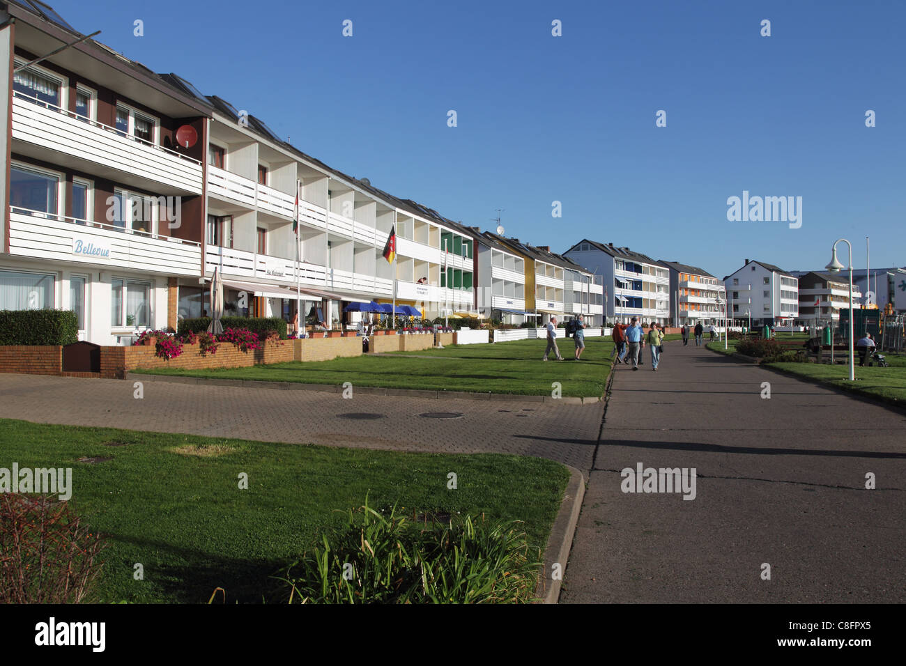 Maisons de location et hôtels au bord de l'eau dans le port de Helgoland. Banque D'Images