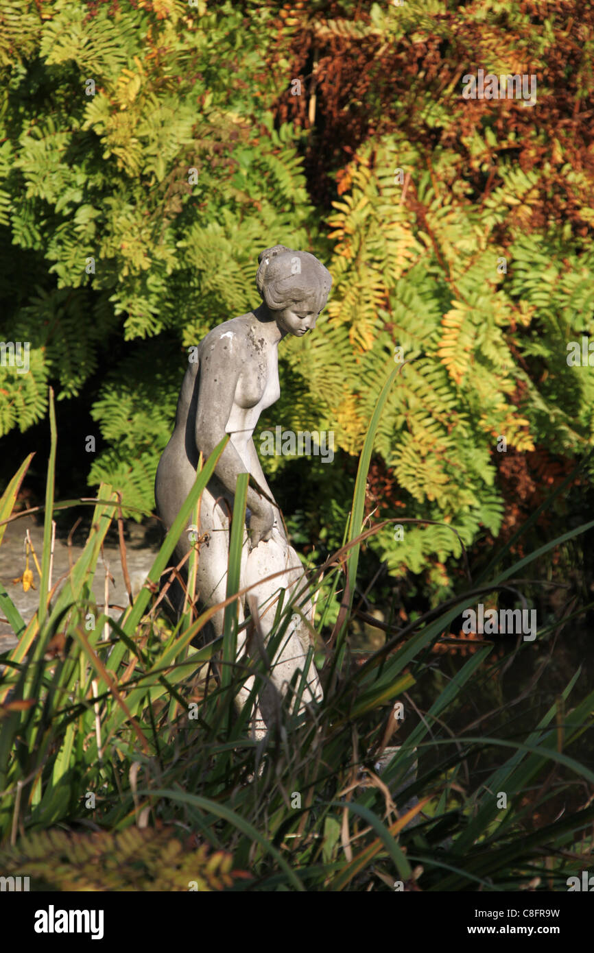 Cholmondeley Castle Gardens. Au début de l'automne vue d'une dame de jardin figurine Cholmondeley Castle Temple Gardens. Banque D'Images