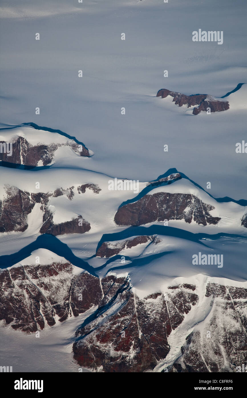 Montagnes dépassant la calotte glaciaire du Groenland, vus d'un avion à réaction commerciaux Banque D'Images