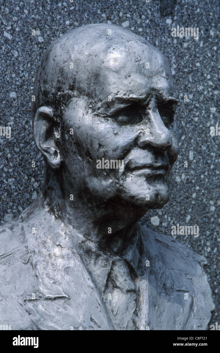 Buste du commandant militaire soviétique Ivan Koniev au cimetière des soldats tchécoslovaques à Carpathes col de montagne, la Slovaquie. Banque D'Images