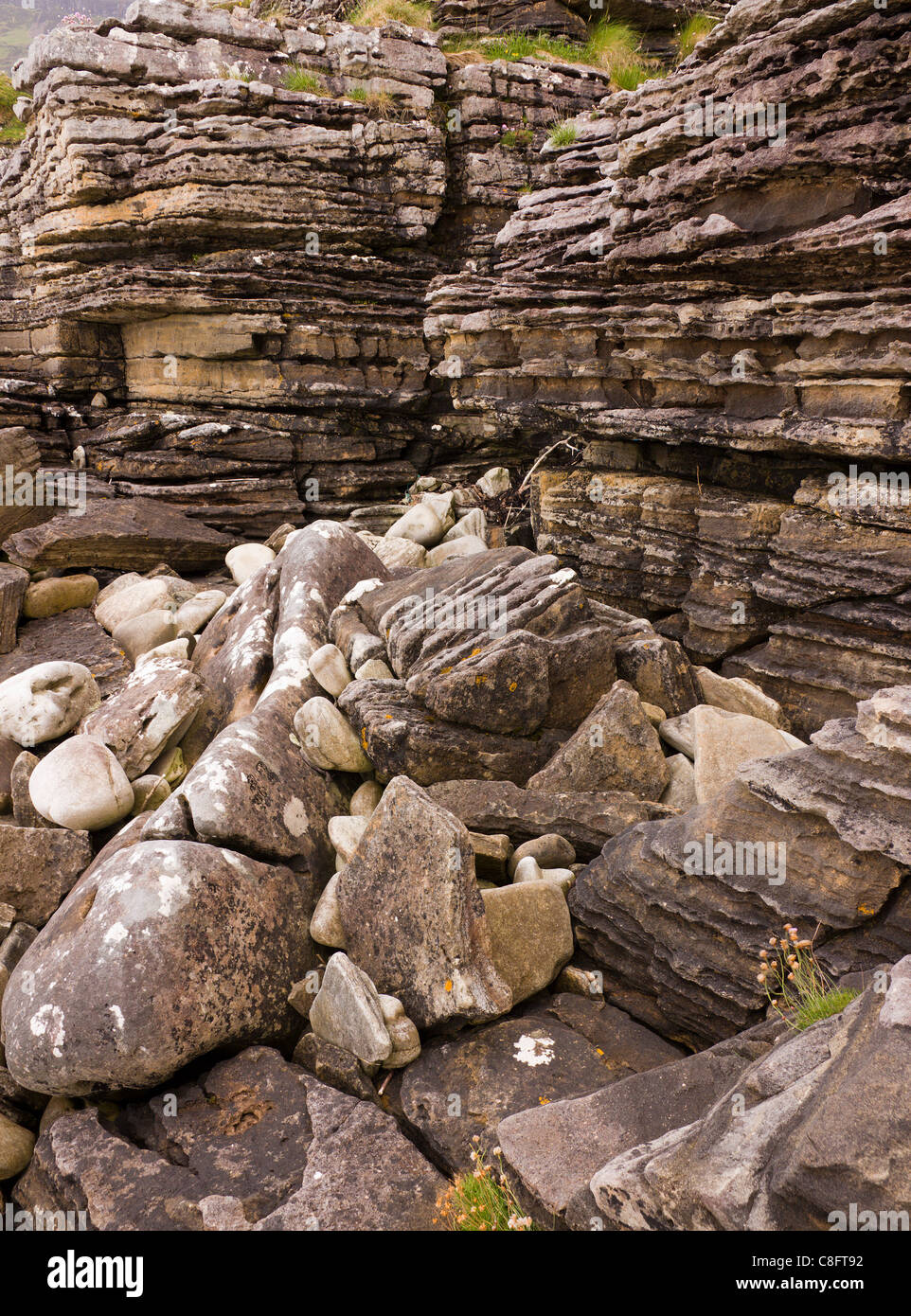 Falaises rocheuses érodées sur les rives du Loch Slapin près de Kilmarie, Isle of Skye, Scotland, UK Banque D'Images