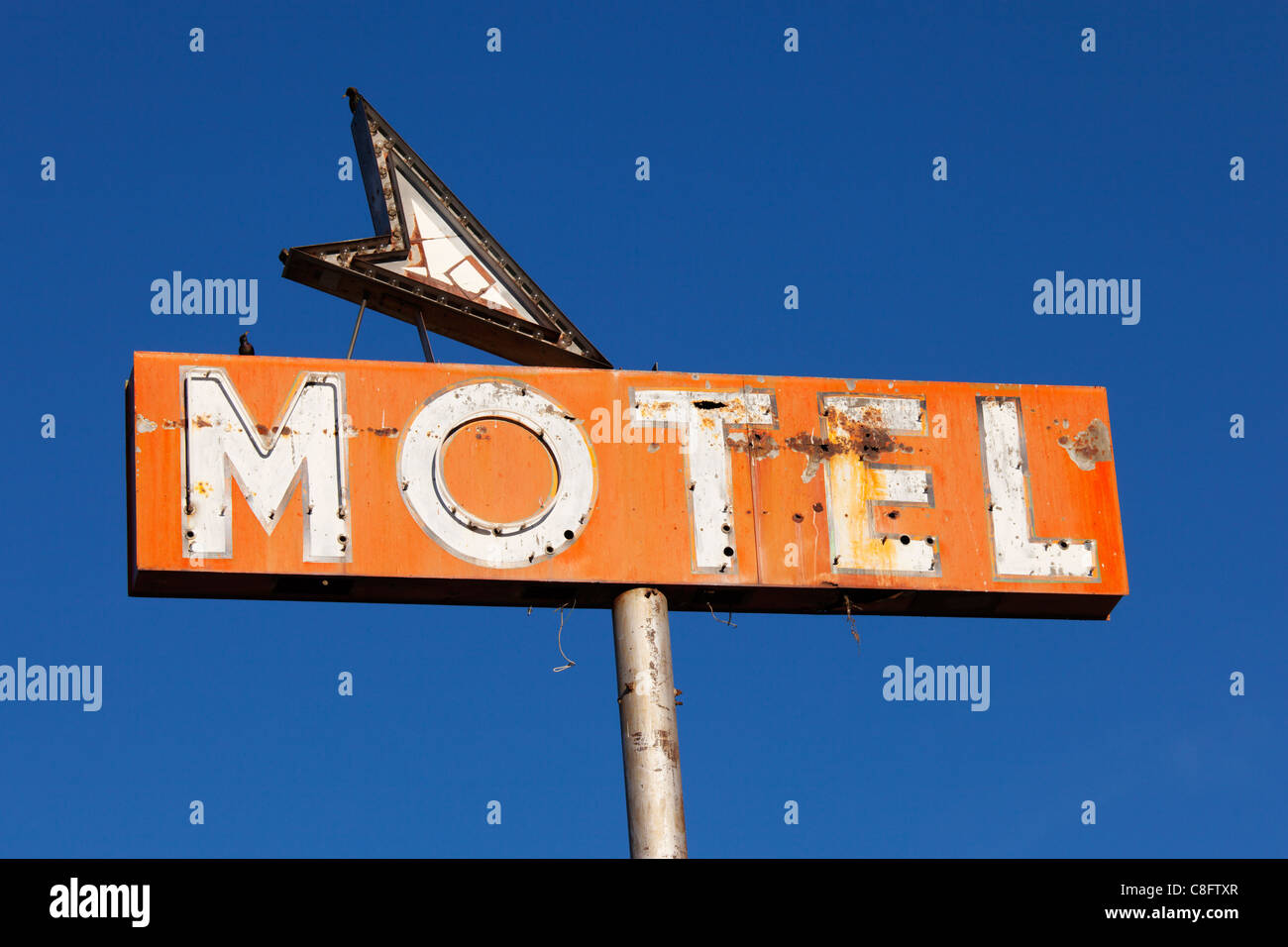 Un vieux red motel sign against blue sky. Banque D'Images