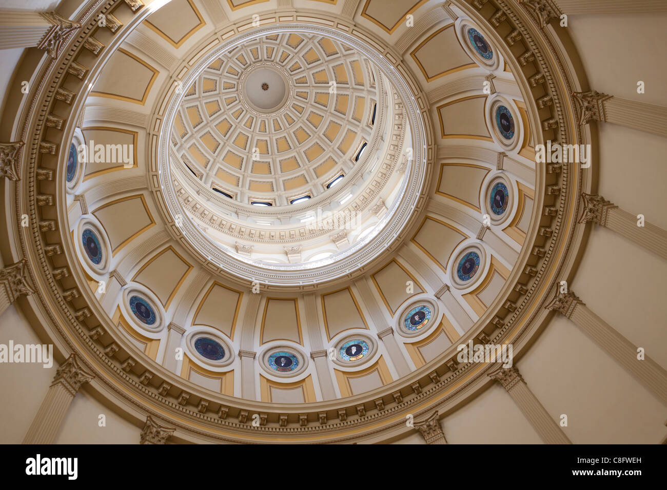 Gros plan du plafond dans le Colorado Capitol building rotonde avec hall of fame vitraux ronde Banque D'Images