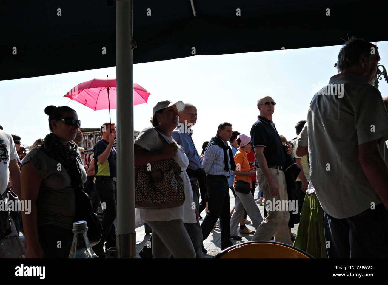 Guide touristique avec un parapluie rose à montrer le chemin, Venise Italie Banque D'Images