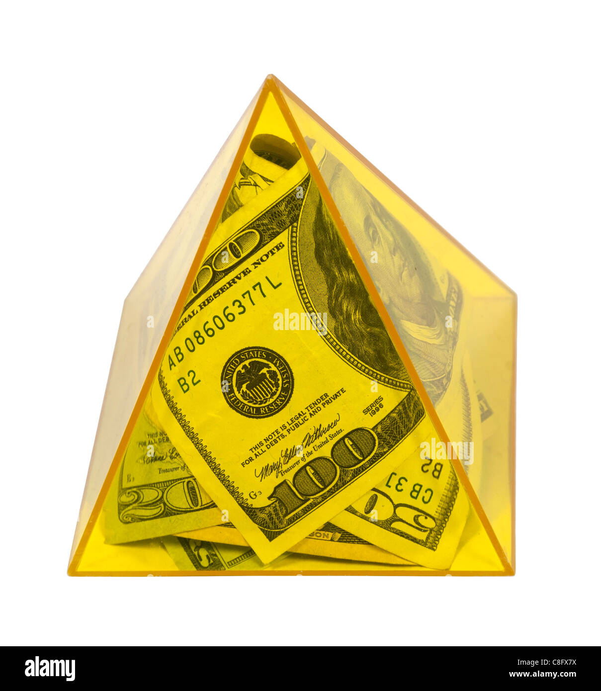 L'argent fourré dans une grande pyramide jaune dans un symbole de puissance - chemin inclus Banque D'Images