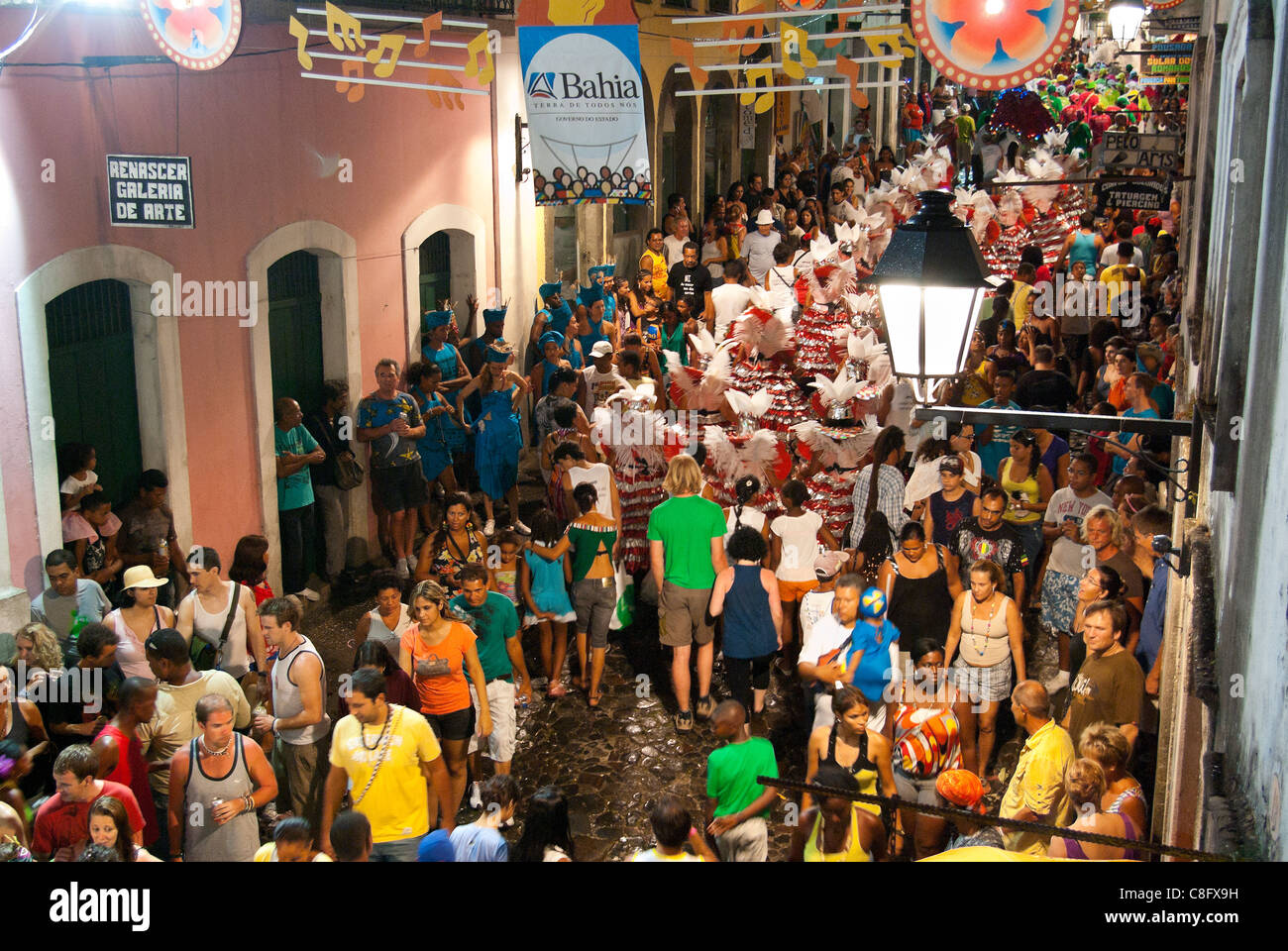 Les célébrants carnaval itinérance continuellement Pelourinho rues la nuit à la recherche du plaisir. Salvador, Bahia, Brésil Banque D'Images