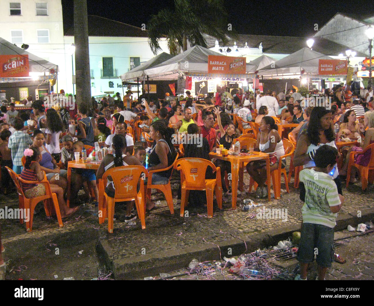 Les amateurs de carnaval de cool avec un verre dans un bar en plein air dans le Pelourinho square principal. Salvador, Bahia, Brésil Banque D'Images