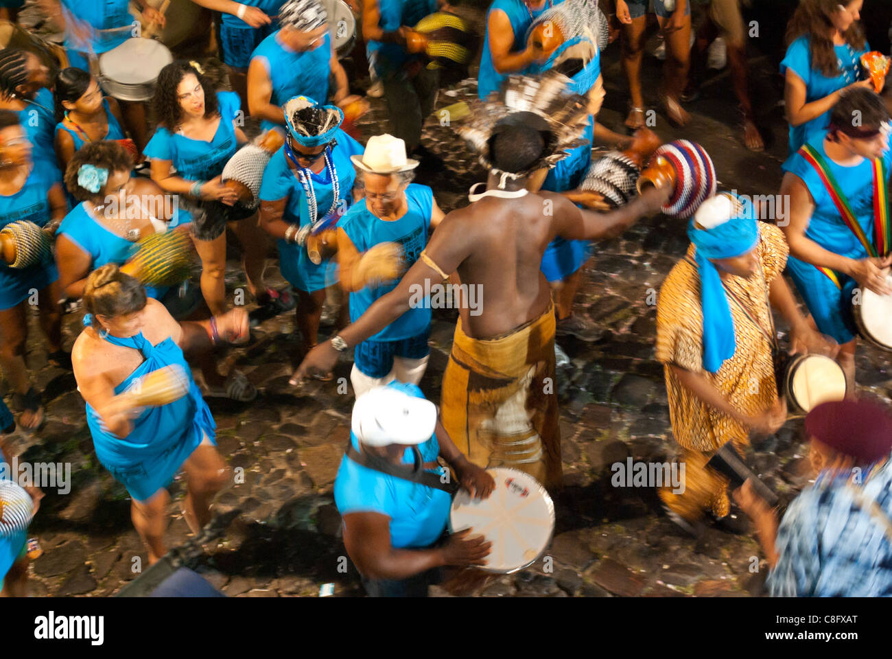 Conga Carnival band jouer en marchant à travers les rues étroites de Pelourinho. Salvador, Bahia, Brésil Banque D'Images