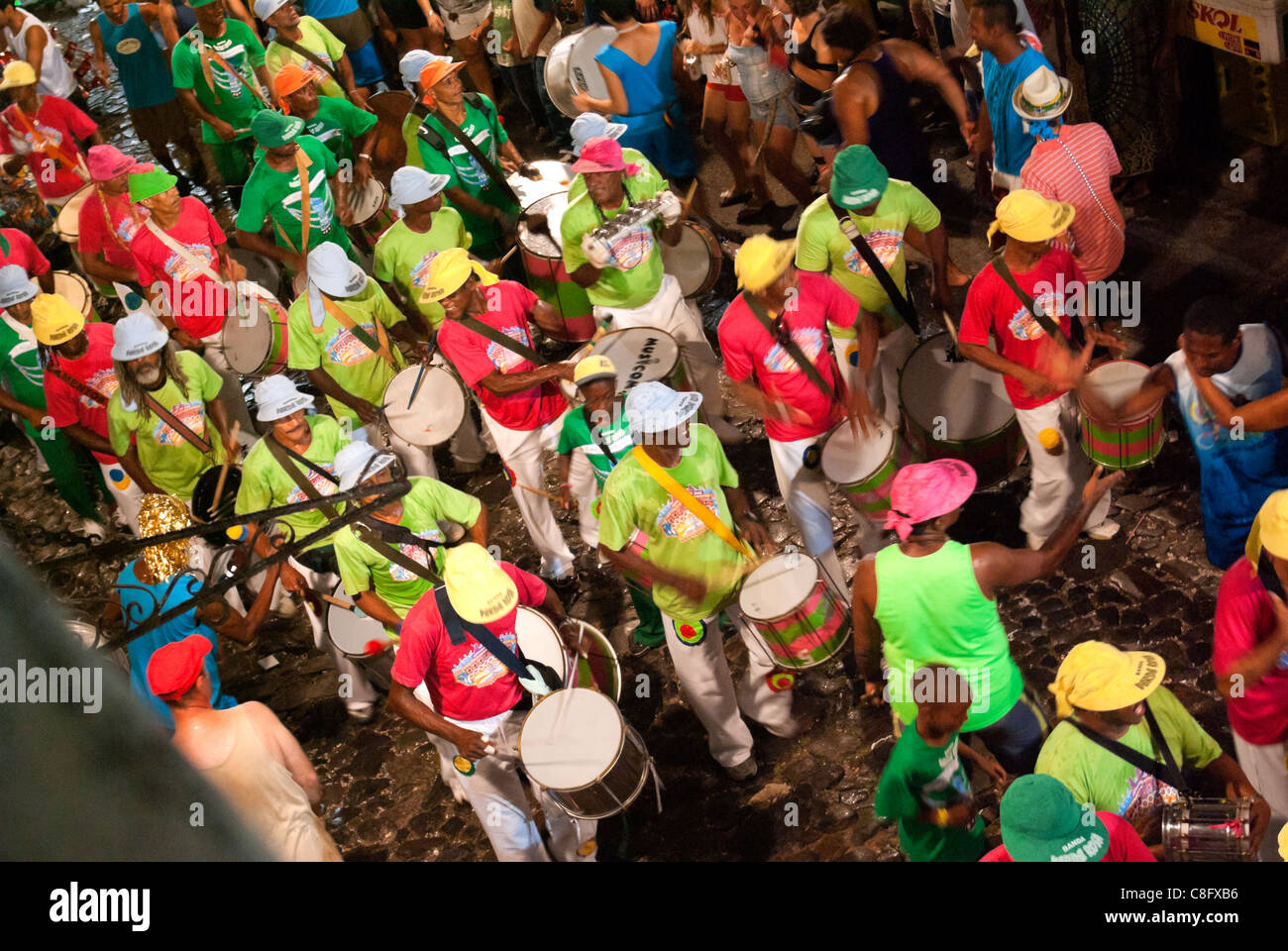 Bande de carnaval jouer en marchant à travers les rues étroites de Pelourinho Salvador, Bahia, Brésil Banque D'Images
