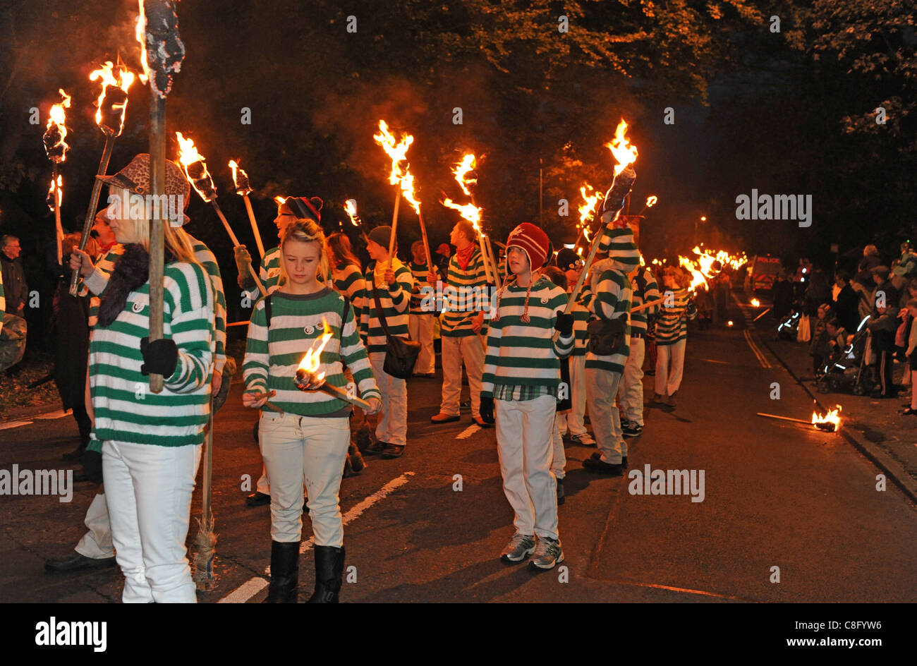 La société feu juvénile Nevill défilés en cest Lewes Sussex ce soir . La société qui a été créée en 1967 est le début de la traditionnelle fête de lewes Bonfire qui ont abouti à une série de défilés sur le 5 novembre par le centre-ville Banque D'Images