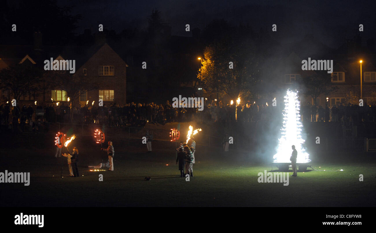 La société feu juvénile Nevill défilés en cest Lewes Sussex ce soir . La société qui a été créée en 1967 est le début de la traditionnelle fête de lewes Bonfire qui ont abouti à une série de défilés sur le 5 novembre par le centre-ville photographie prise par Simon Dack 22 Octobre 2011 Banque D'Images