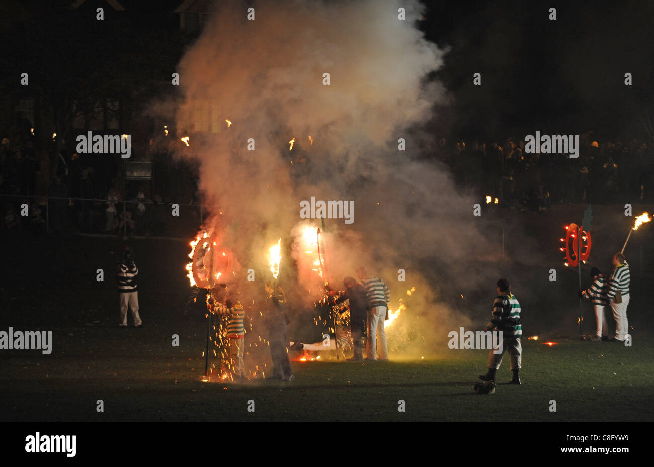 La société feu juvénile Nevill défilés en cest Lewes Sussex ce soir . La société qui a été créée en 1967 est le début de la traditionnelle fête de lewes Bonfire qui ont abouti à une série de défilés sur le 5 novembre par le centre-ville photographie prise par Simon Dack 22 Octobre 2011 Banque D'Images