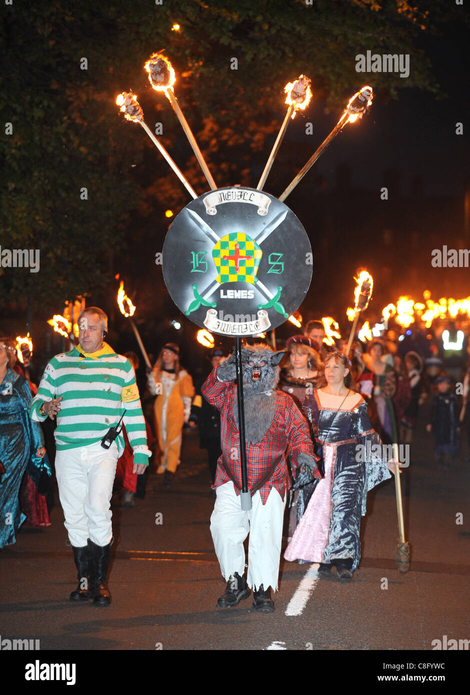 La société feu juvénile Nevill défilés en cest Lewes Sussex ce soir . La société qui a été créée en 1967 est le début de la traditionnelle fête de lewes Bonfire qui ont abouti à une série de défilés sur le 5 novembre par le centre-ville photographie prise par Simon Dack 22 Octobre 2011 Banque D'Images