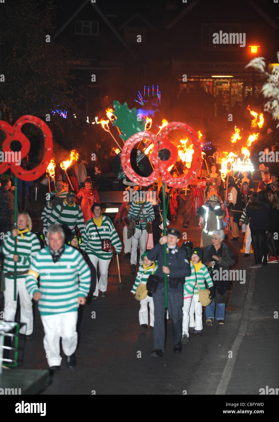 La société feu juvénile Nevill défilés en cest Lewes Sussex ce soir . La société qui a été créée en 1967 est le début de la traditionnelle fête de lewes Bonfire qui ont abouti à une série de défilés sur le 5 novembre par le centre-ville photographie prise par Simon Dack 22 Octobre 2011 Banque D'Images