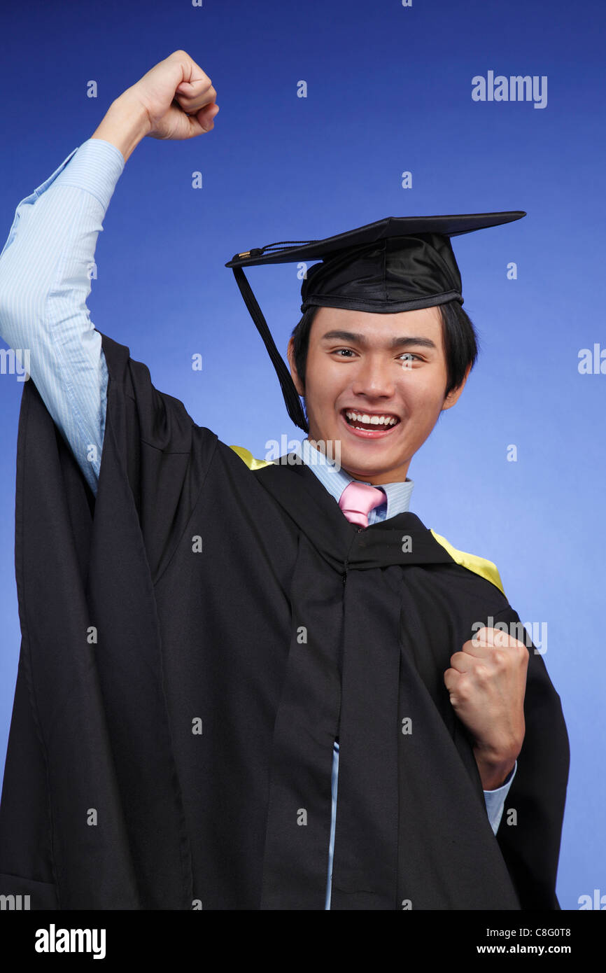 Vue avant de l'étudiant diplômé chinois heureux et excité Banque D'Images