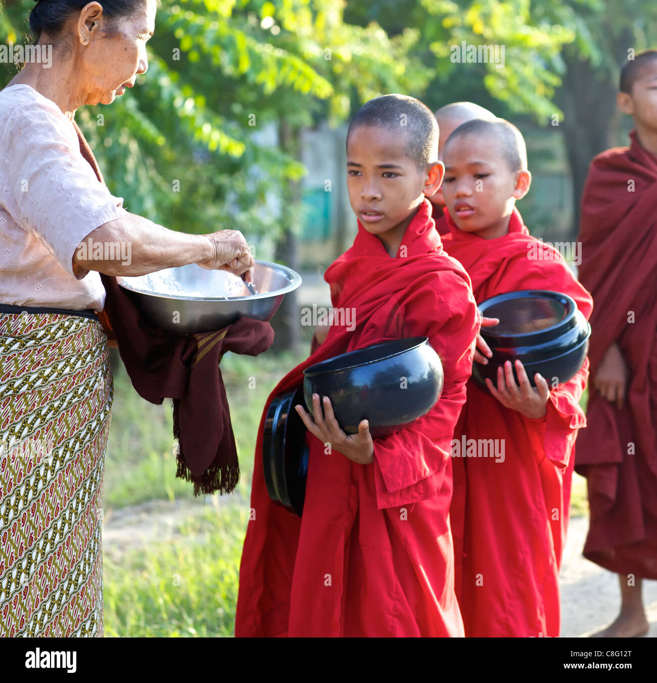 OLD BAGAN, MYANMAR- OCT 15 : Deux jeunes moines novices non identifié matin marche alms dans Old Bagan, Myanmar le 15 octobre 2011. Banque D'Images