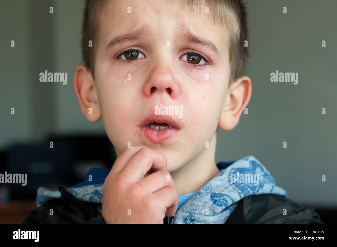 Enfant triste qui pleure. Close up Photo Stock Alamy