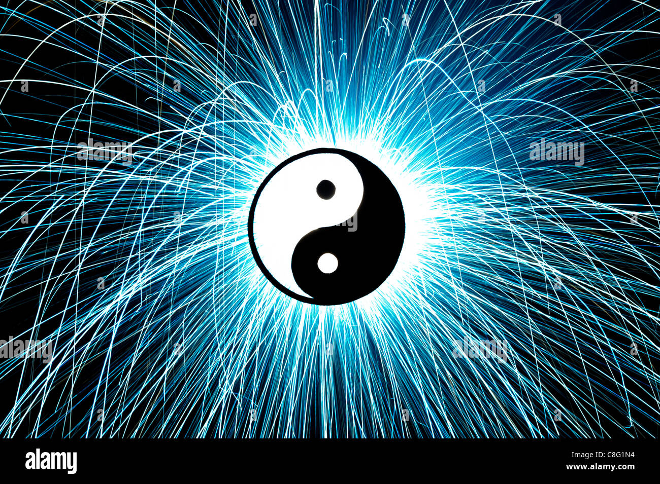 Yin Yang en face de feu d'artifice d'étincelles. Silhouette Banque D'Images