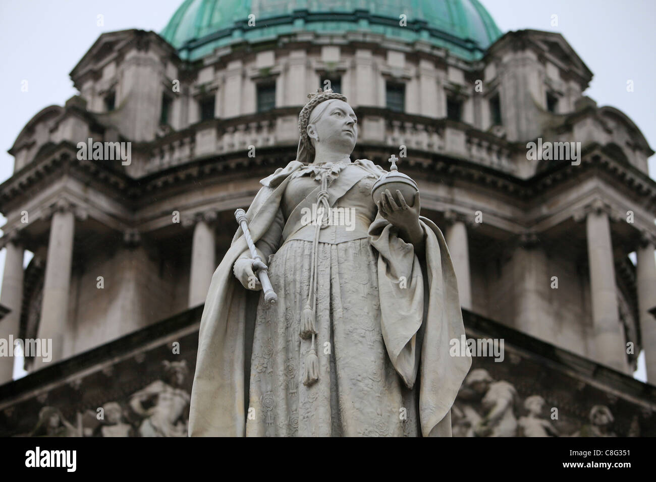 Monument à la reine Victoria en dehors de Belfast City Hall Banque D'Images