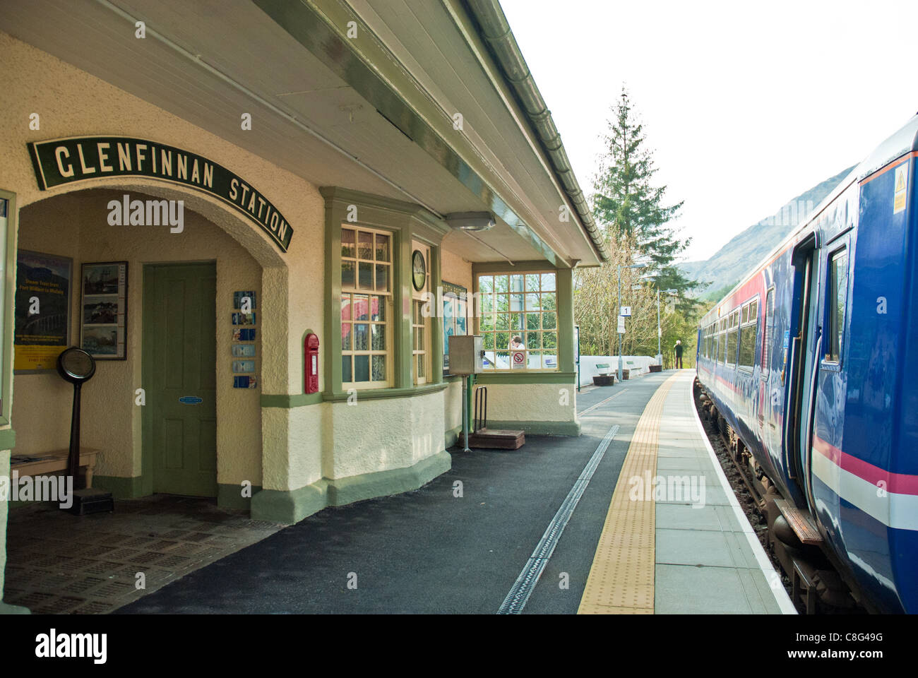 La gare de Glenfinnan, Ecosse, avec blue train de la réseau ferroviaire West Highland Banque D'Images