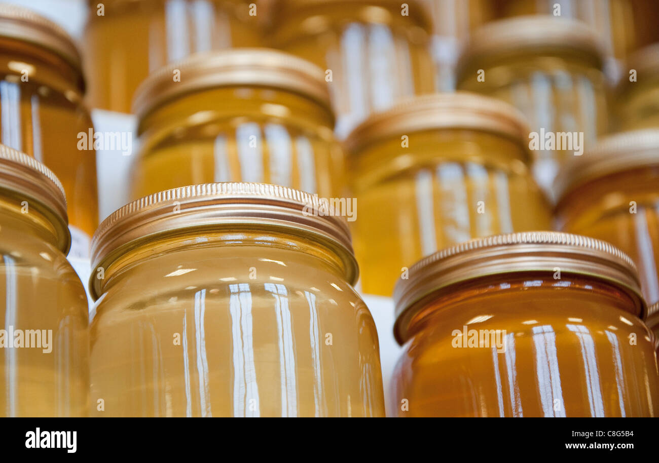 Pots de miel sur l'affichage à un spectacle au miel Banque D'Images