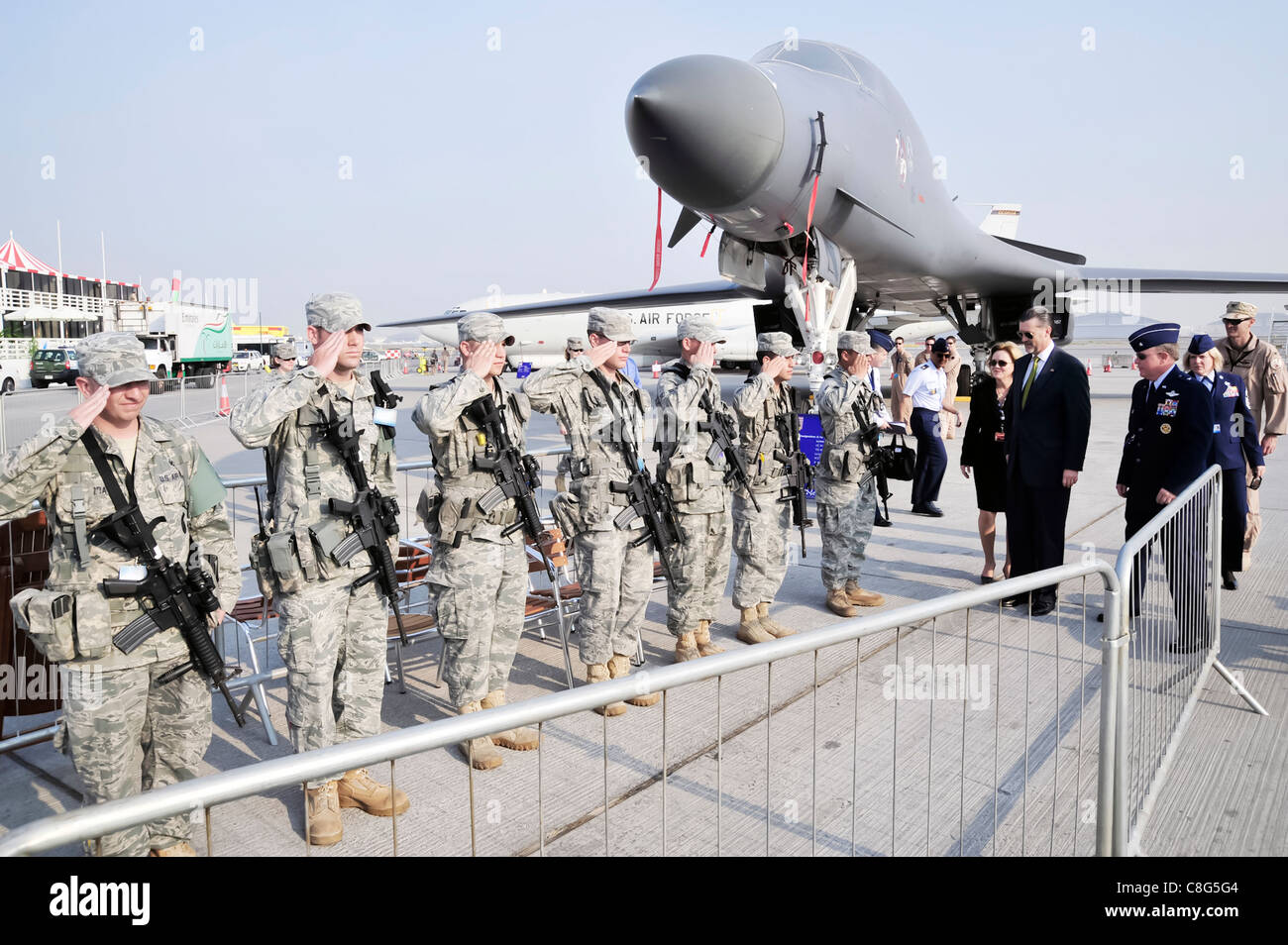 Deborah Jones, l'ambassadeur des États-Unis au Koweït, Richard Olsen, l'ambassadeur des États-Unis aux Émirats arabes Unis et Brig. Le général Bryan Benson, commandant de la 380e Escadre expéditionnaire de l'air, quitte le ministère de la Défense expose Static le 15 novembre 2009 au Dubai Air Show aux Émirats arabes Unis. Banque D'Images