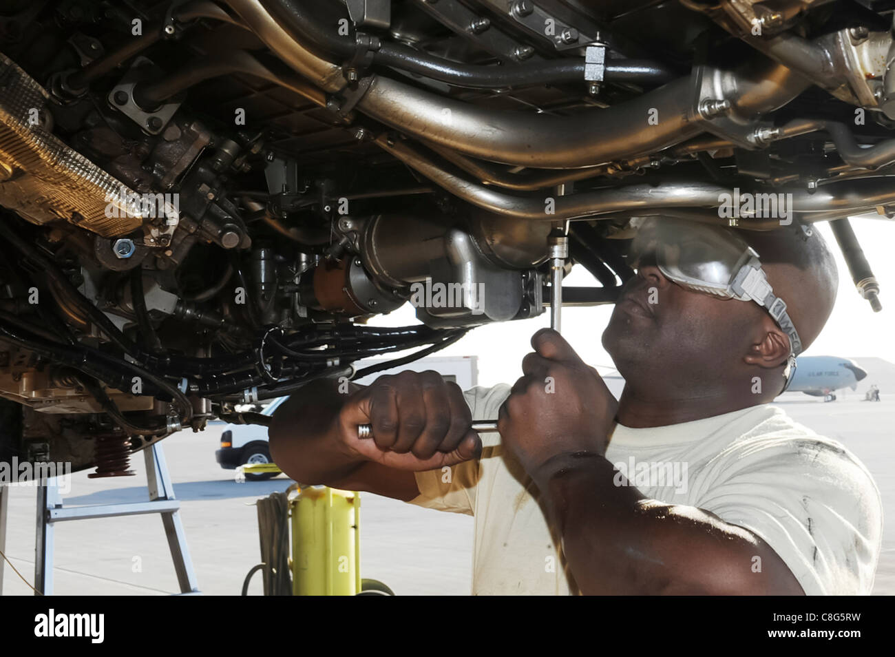 34e Unité de maintenance d'aéronefs de propulsion des avions, de compagnon preps a B1-B Lancer le moteur Banque D'Images