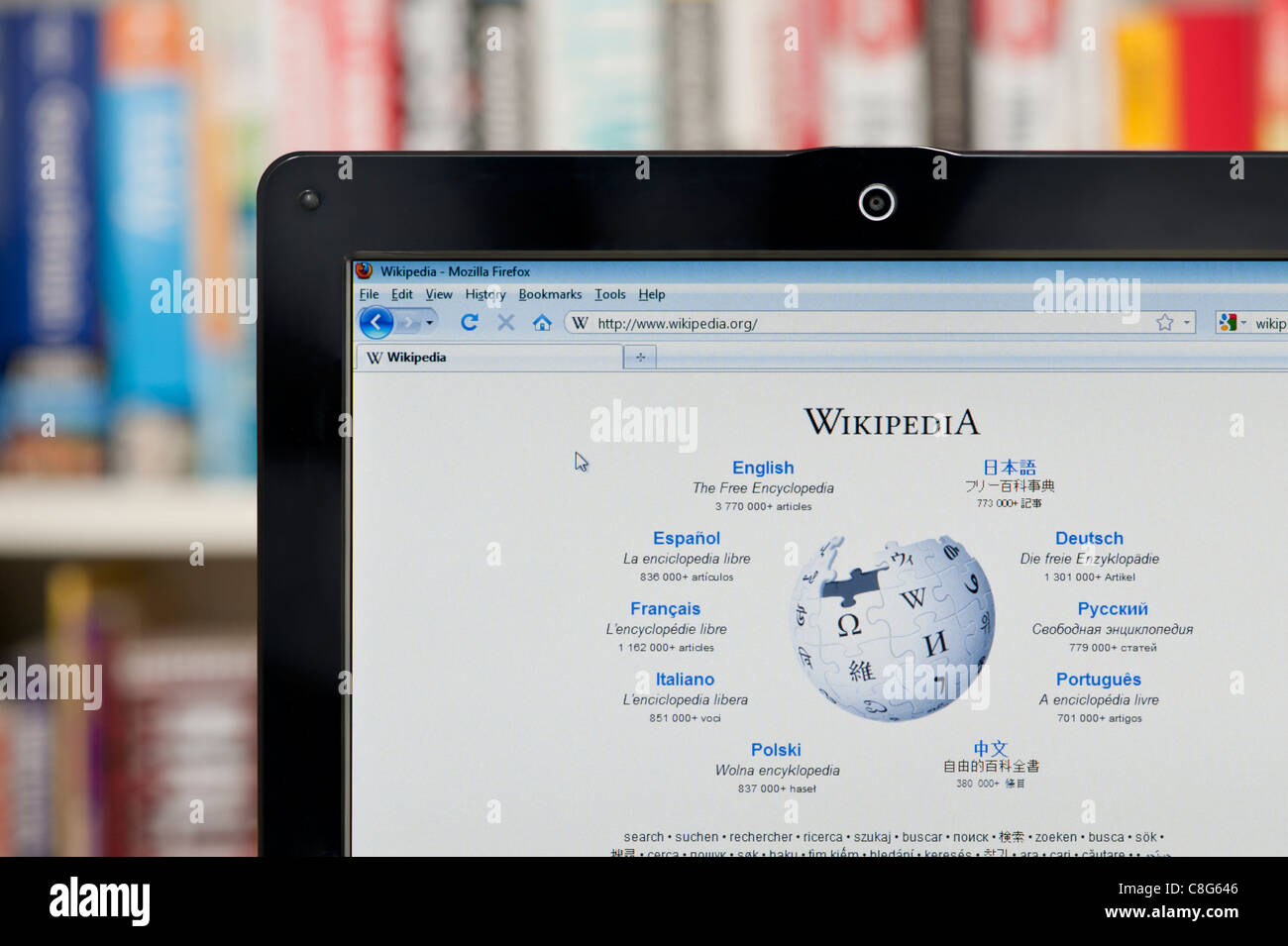 Le site Web Wikipedia tourné contre un meuble en arrière-plan (usage éditorial uniquement : -Print, télévision, e-book et le comité éditorial du site). Banque D'Images