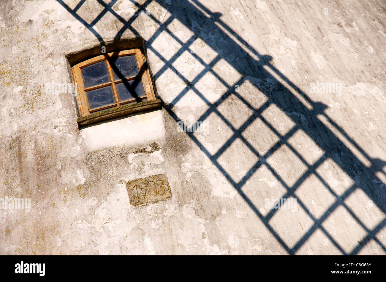 La fenêtre en bois et l'ombre du treillis cadre du smock mill (1903) à Veltheim près de Porta-Westfalica Banque D'Images