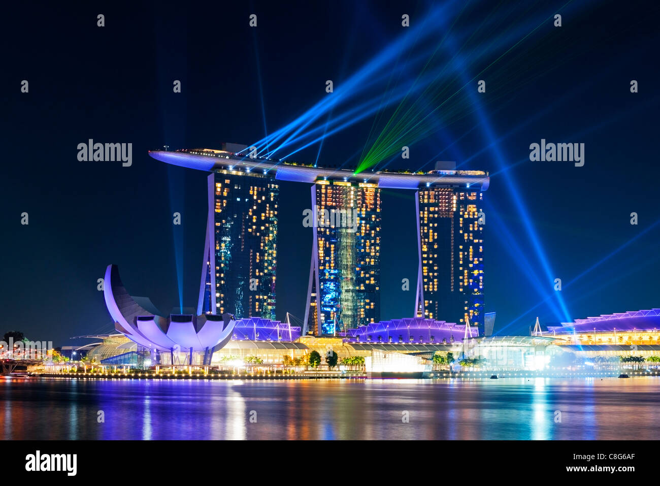 La lumière nocturne et de l'eau, spectacle étonnant 'Plein', avec des lasers à la Marina Bay Sands Hotel, Singapore Banque D'Images