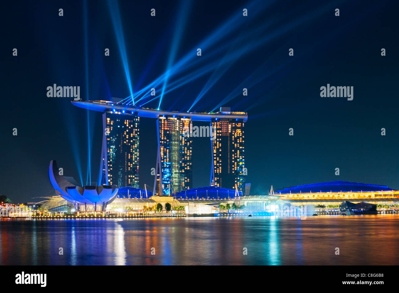 La lumière nocturne et de l'eau, spectacle étonnant 'Plein', avec des lasers à la Marina Bay Sands Hotel, Singapore Banque D'Images