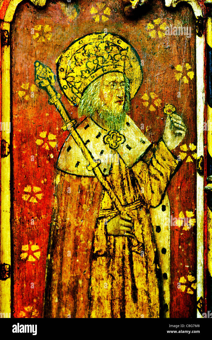 Ludham, Norfolk, jubé, saint Édouard le Confesseur, roi de Saxe de Wessex, tenant un anneau homme saint saints médiévaux Anglais Banque D'Images