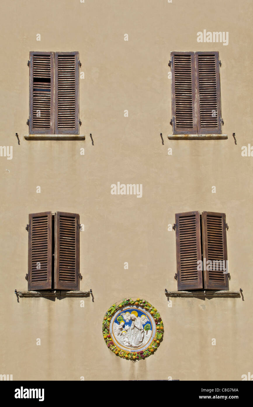 Quatre fenêtres de la Toscane avec des anges en pierre sculpté à la main Banque D'Images