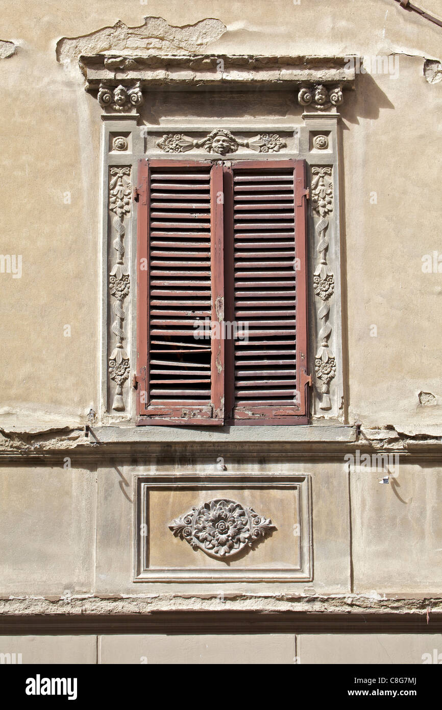 Fenêtre ornée de volets altérés Toscane Banque D'Images