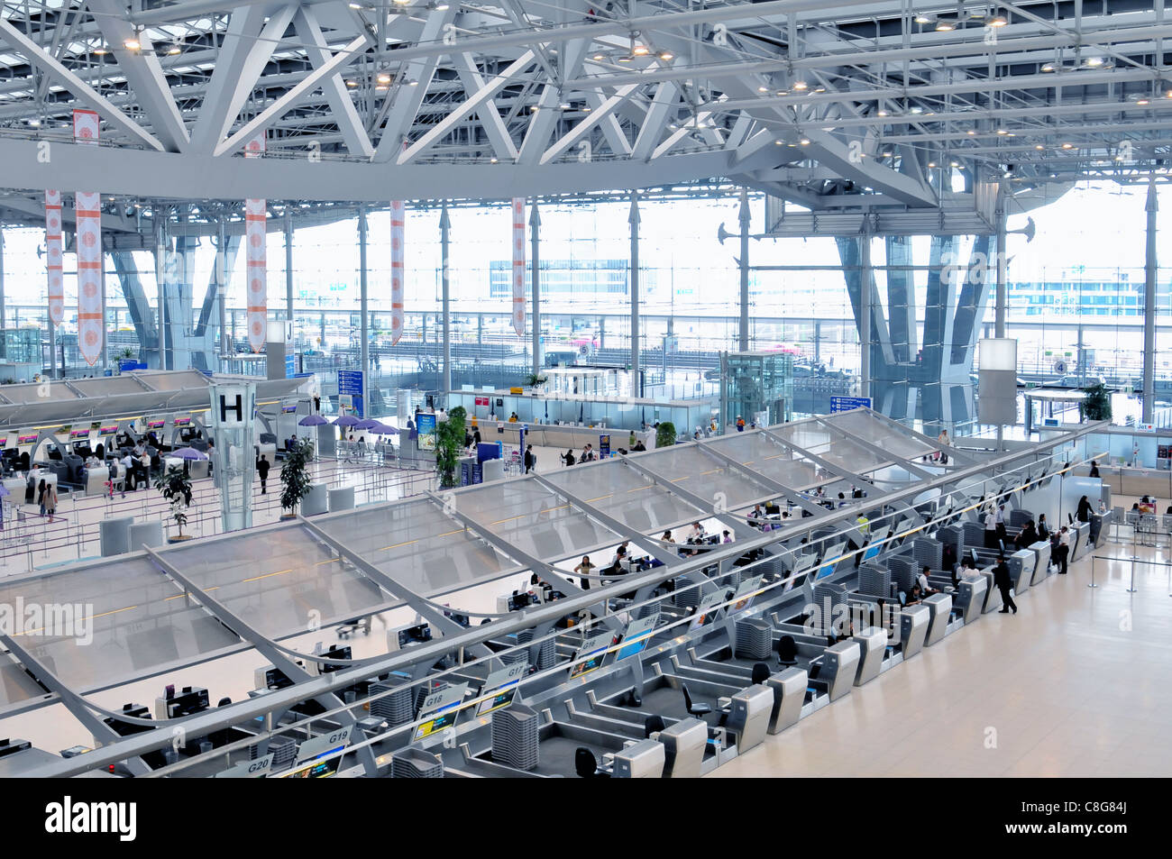 Les voyageurs en face d'enregistrement à l'aéroport de Suvarnabhumi à Bangkok, Thaïlande Banque D'Images