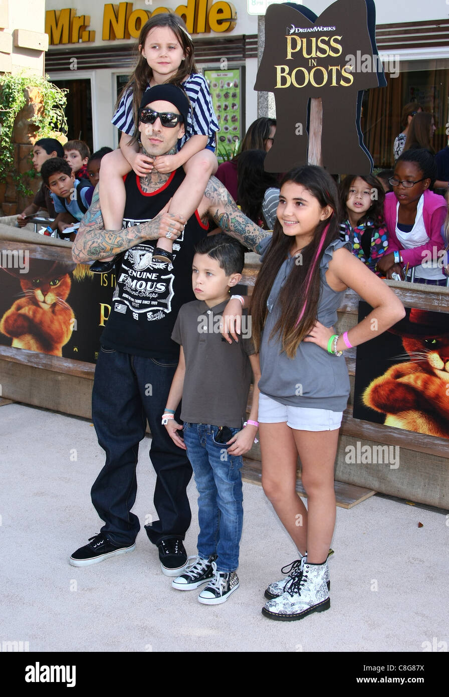 TRAVIS BARKER & enfants Puss in Boots. LOS ANGELES PREMIERE LOS ANGELES CALIFORNIA USA 23 Octobre 2011 Banque D'Images