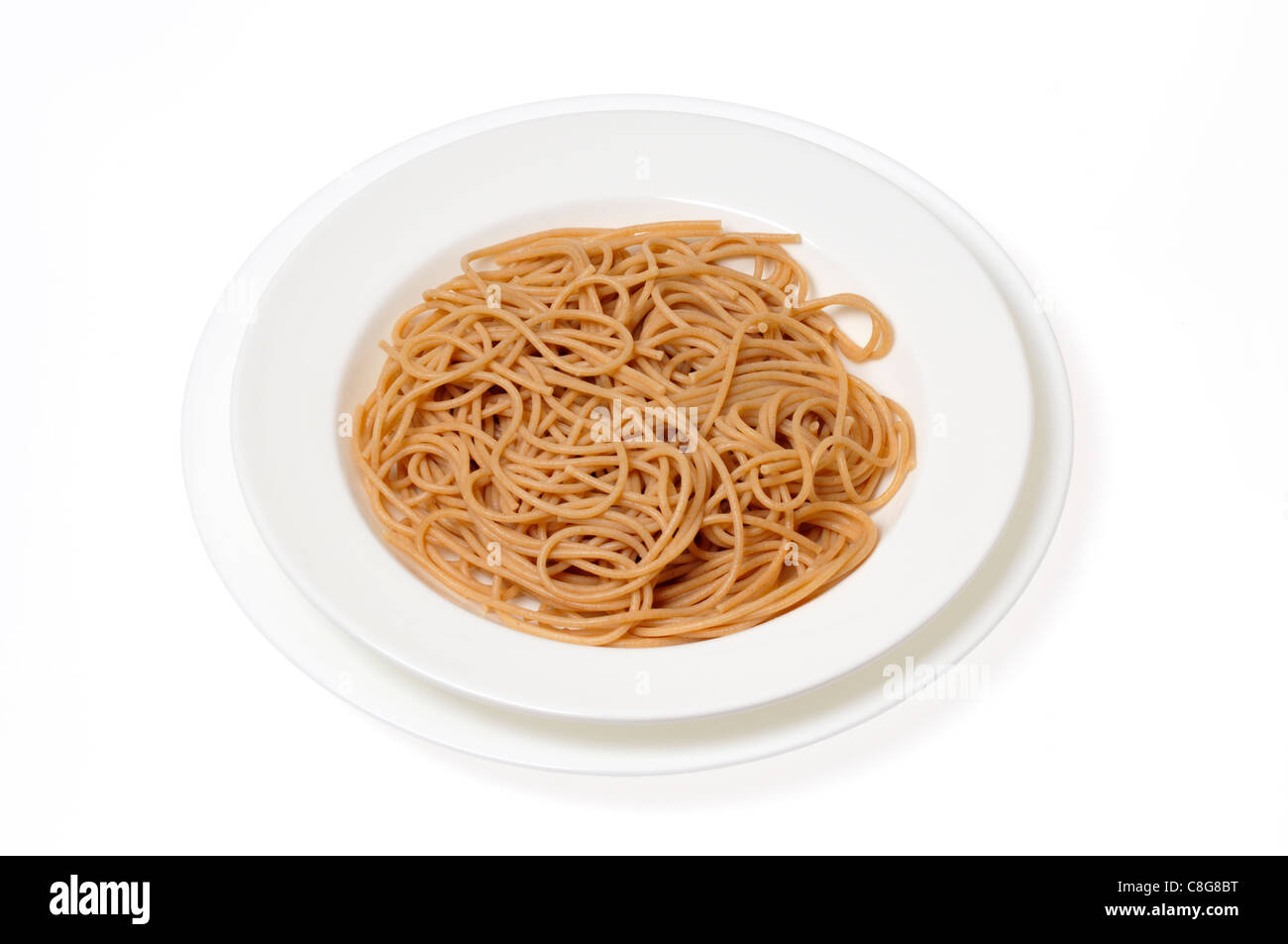 Bol de spaghetti de blé entier avec pas de sauce sur fond blanc, décoration Banque D'Images