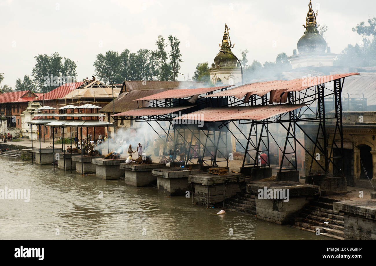 Burning ghats au saint temple hindou de Pashupatinath complexes sur les rives de la rivière Bagmati, vallée de Kathmandou, Népal, Asie Banque D'Images Burning ghats au saint temple hindou de Pashupatinath complexes sur les rives de la rivière Bagmati, vallée de Kathmandou, Népal, Asie Banque D'Images