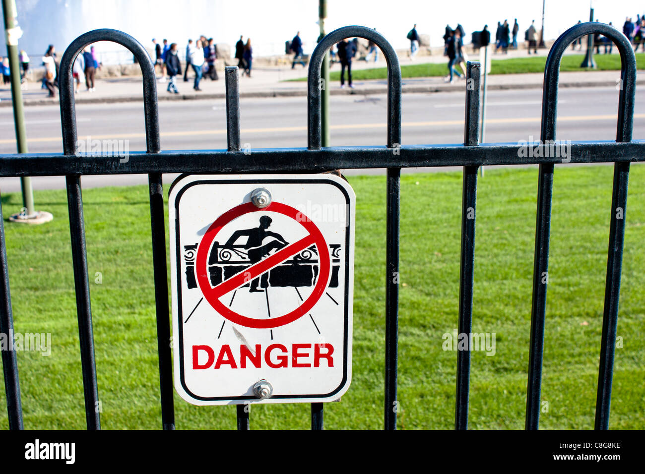 Danger Ne pas escalader une clôture signe Banque D'Images