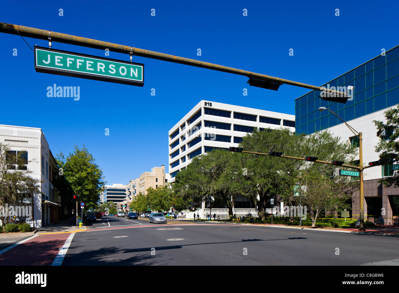 Monroe Street à l'intersection de Jefferson au centre-ville de Tallahassee, Floride, USA Banque D'Images