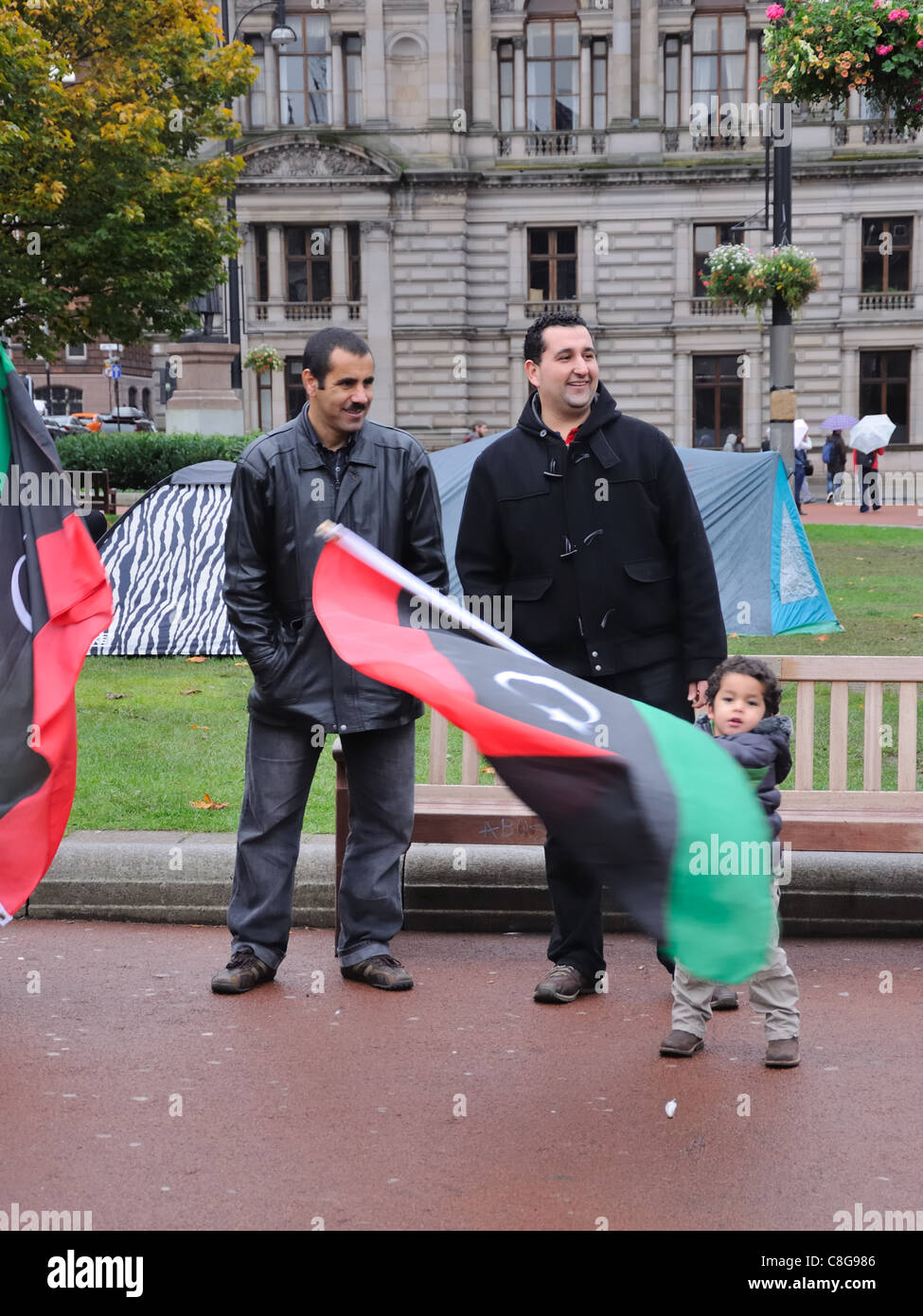 Petit garçon le drapeau libyen vagues dans la célébration à George Square, Glasgow après le dictateur Kadhafi est rejetée. Banque D'Images