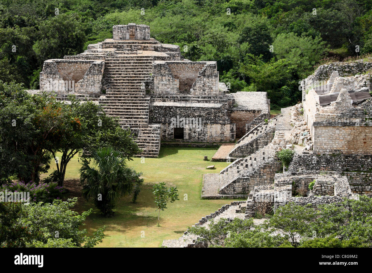 Palais ovale avec les pyramides de la droite, les ruines mayas, Ek Balam, Yucatan, Mexique Banque D'Images