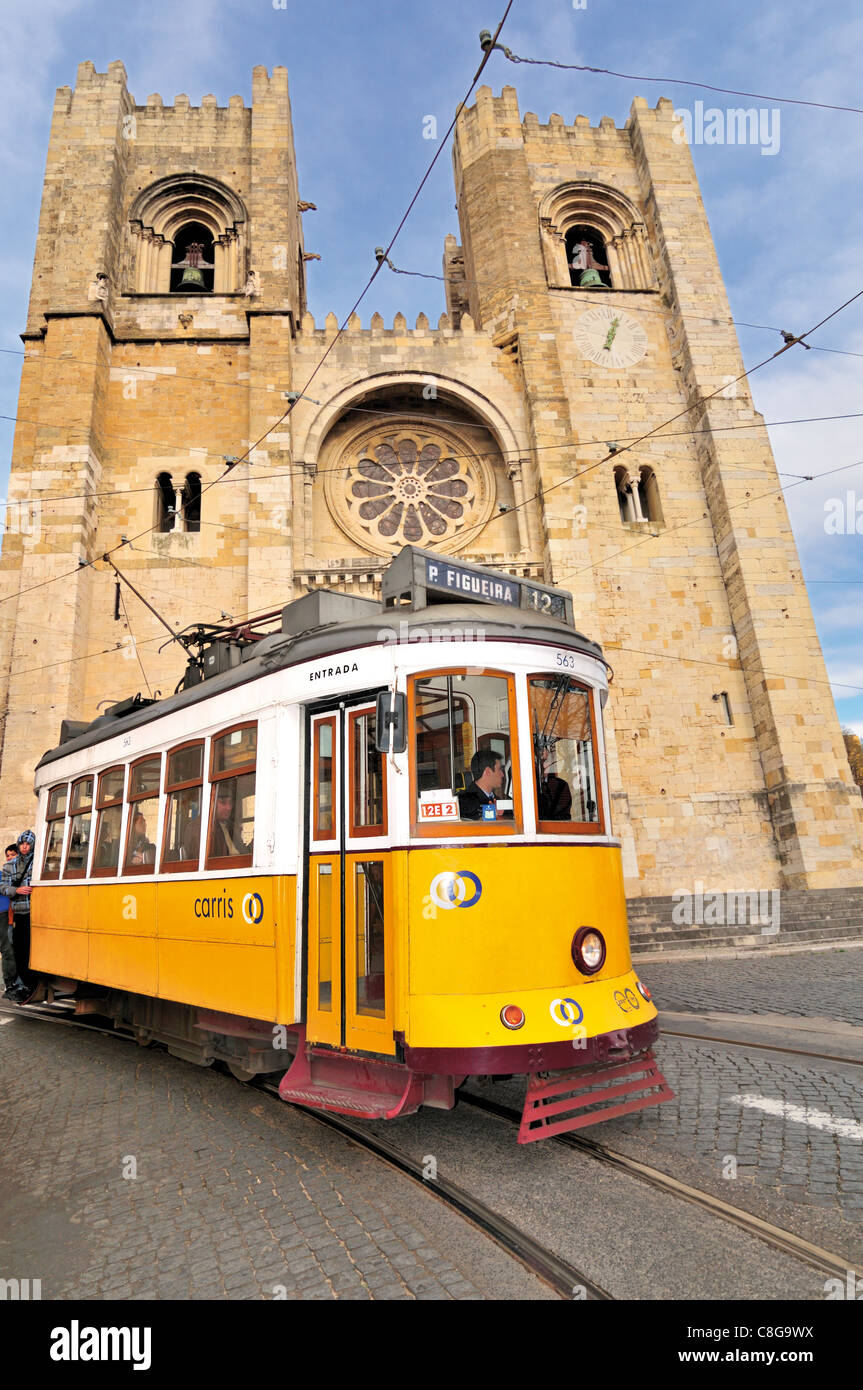 Portugal, Lisbonne : tram historique en face de la cathédrale romane de la cathédrale de l'Alfama Banque D'Images