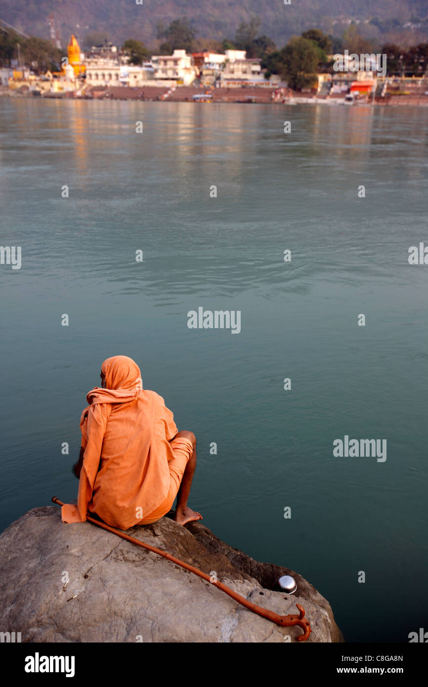 Sadhu assis par le Gange à Rishikesh, Uttarakhand, Inde Banque D'Images