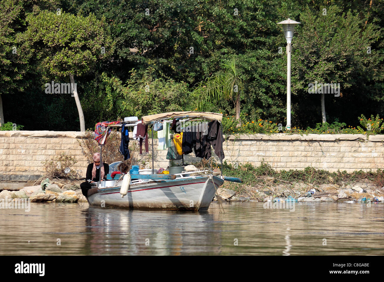 Femme et fille sur un petit bateau sur le Nil au Caire Banque D'Images