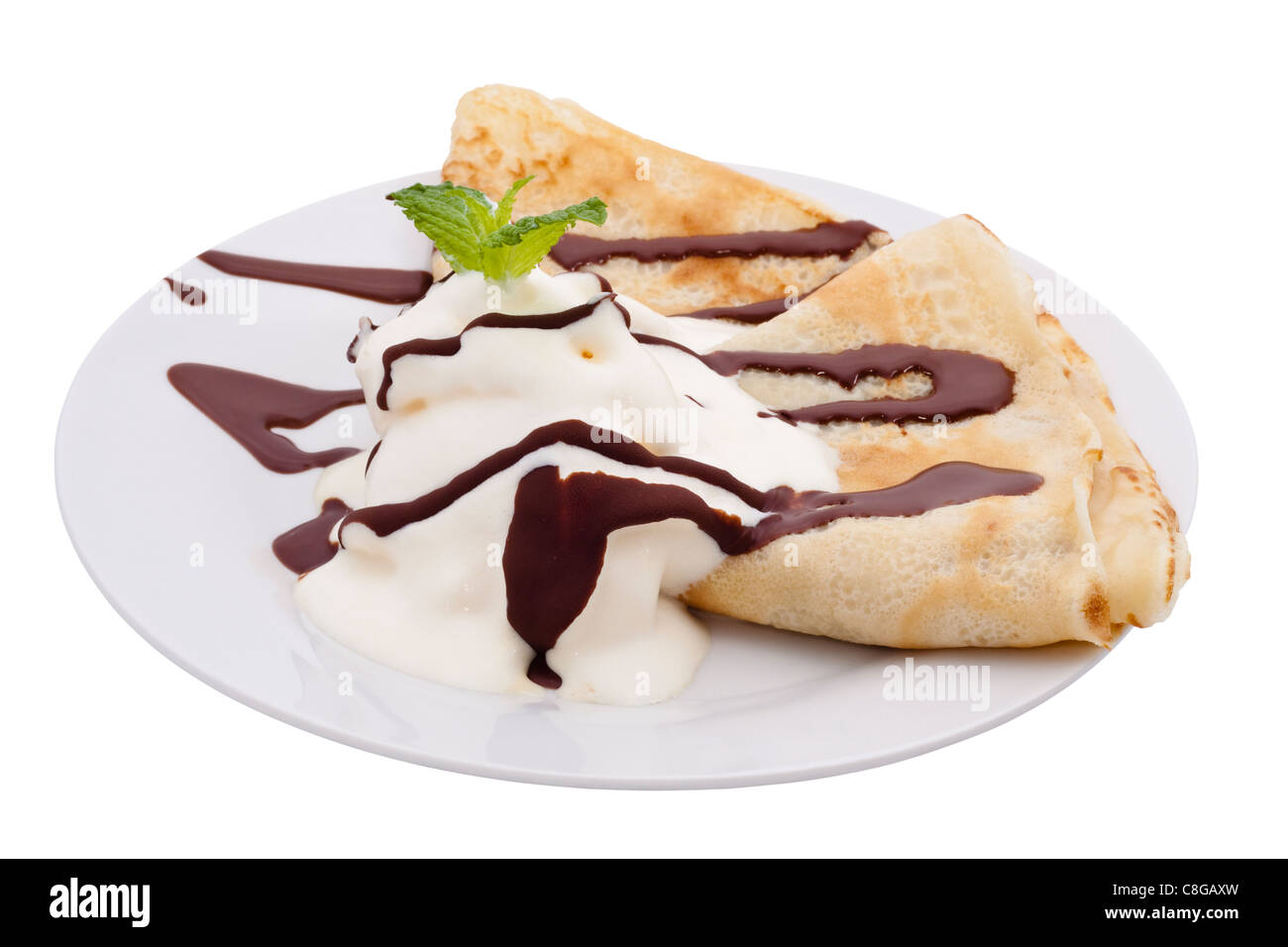 La crêpe avec de la crème glacée et le chocolat topping, isolé sur fond blanc. Banque D'Images
