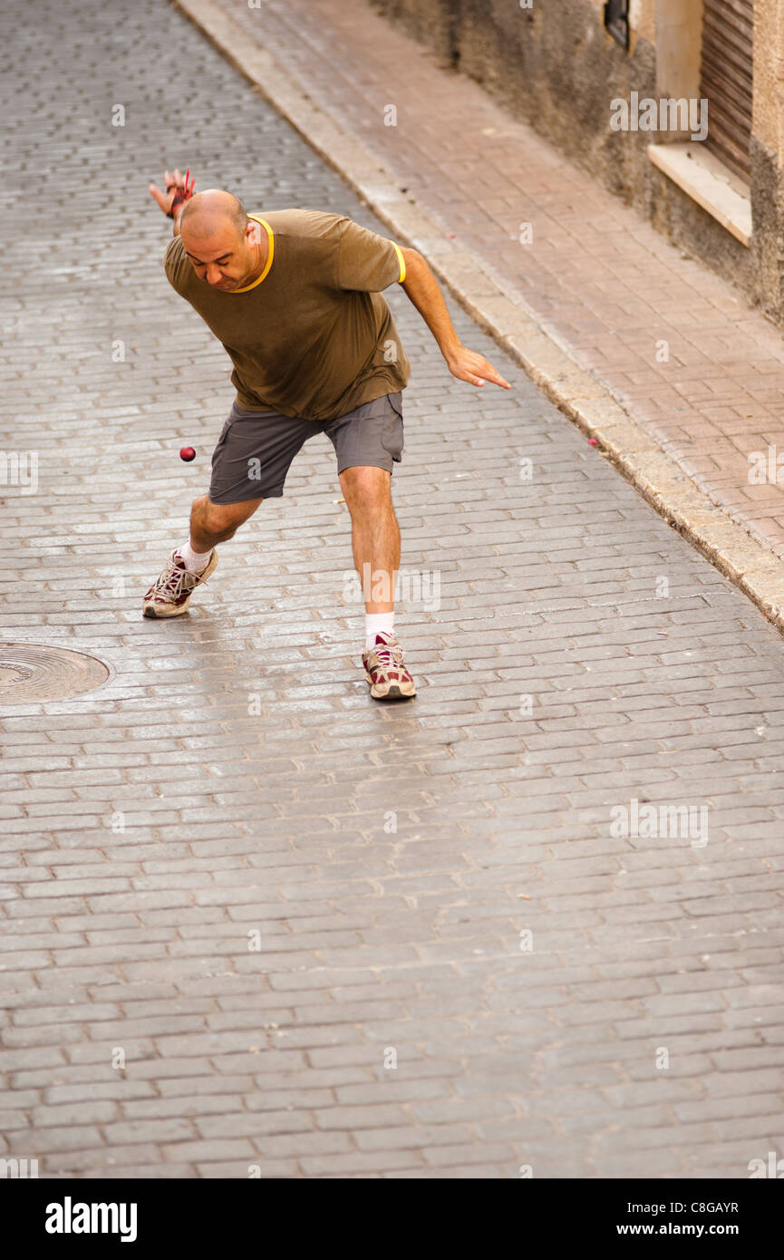 Sportif espagnol traditionnel effectuant un service puissant lors d'un match de pelote Banque D'Images