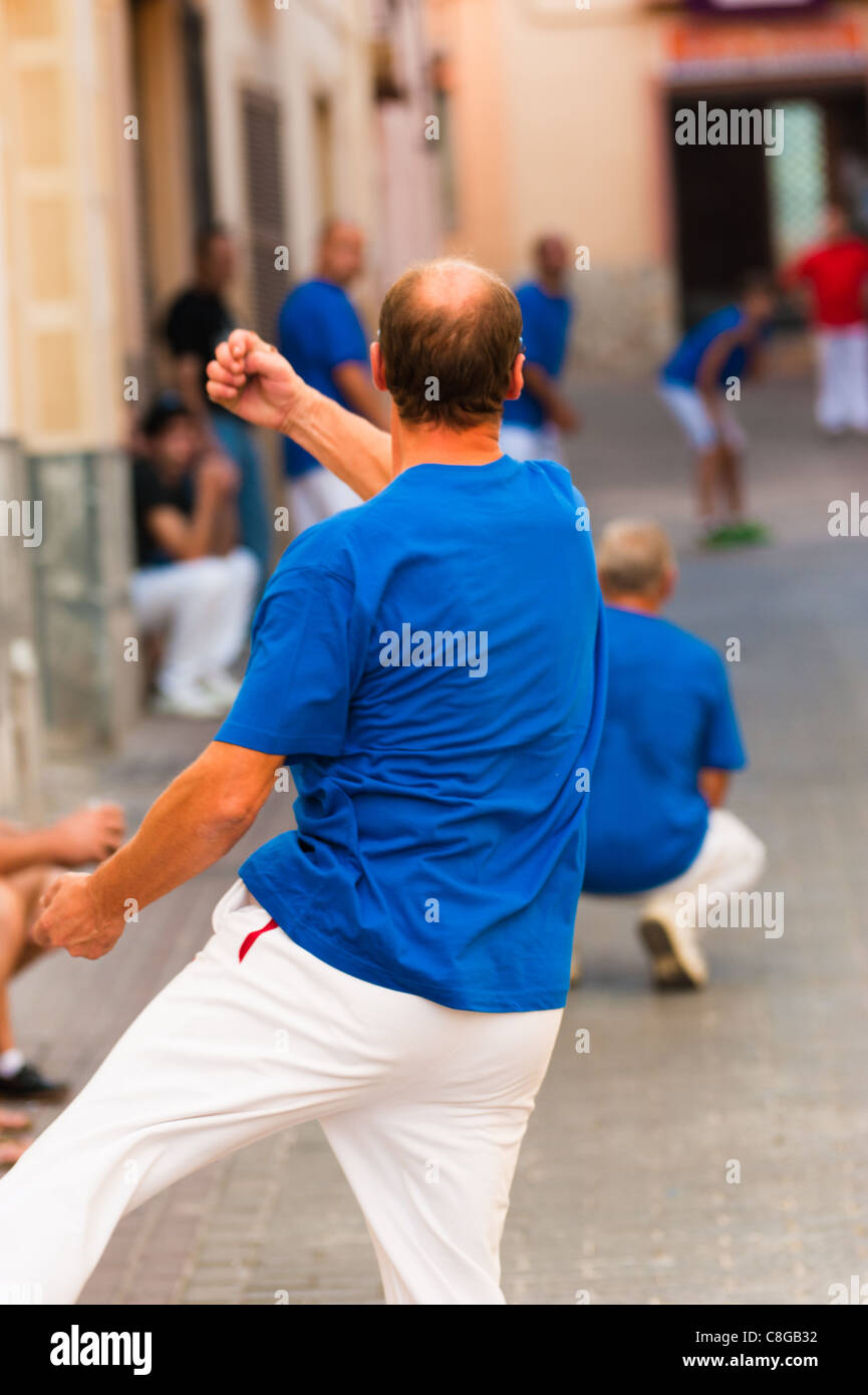Sportif espagnol traditionnel effectuant un service puissant lors d'un match de pelote Banque D'Images